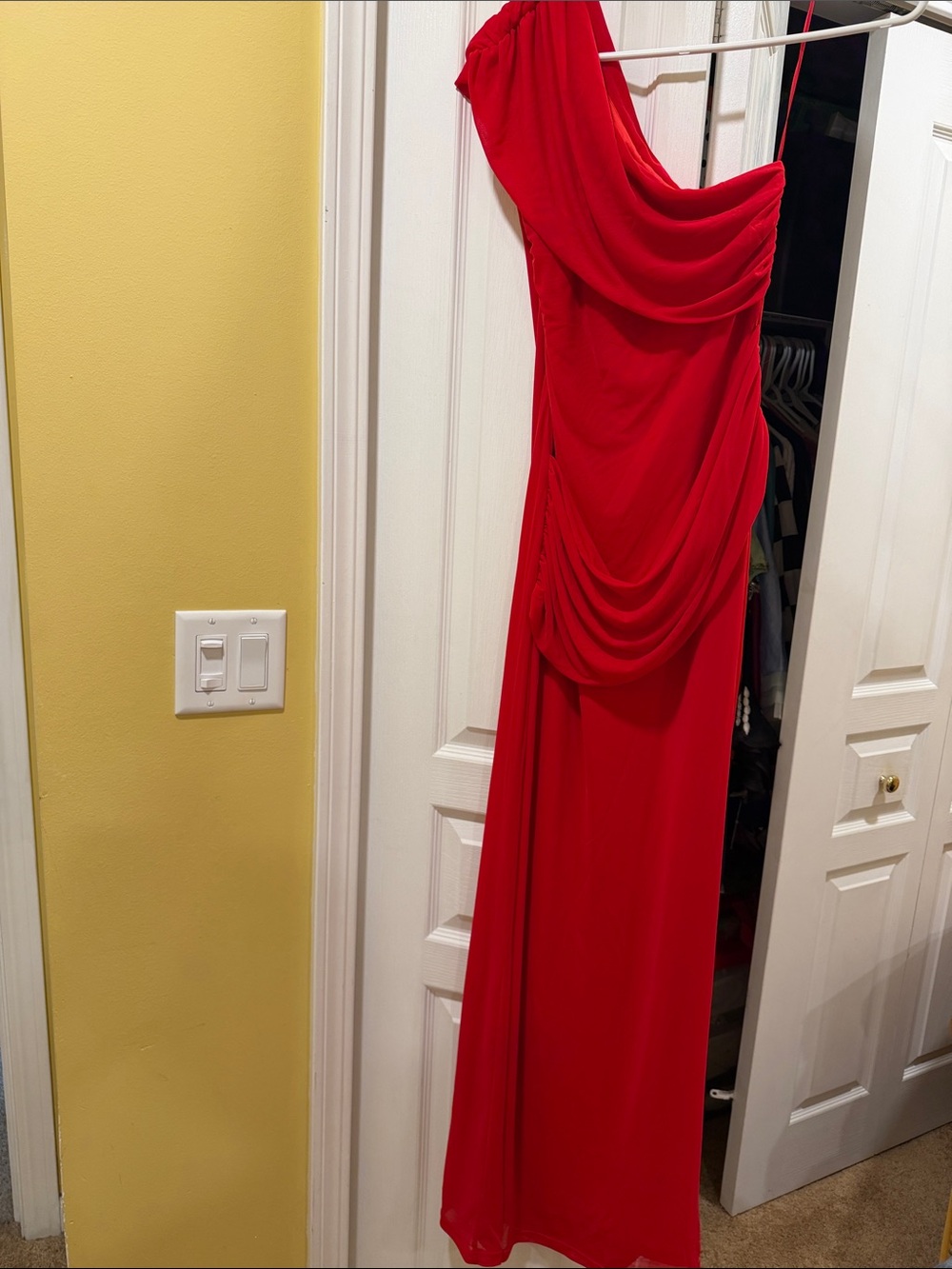 superdown One-Shoulder Red Ruched Column Gown - Picture 4 of 4